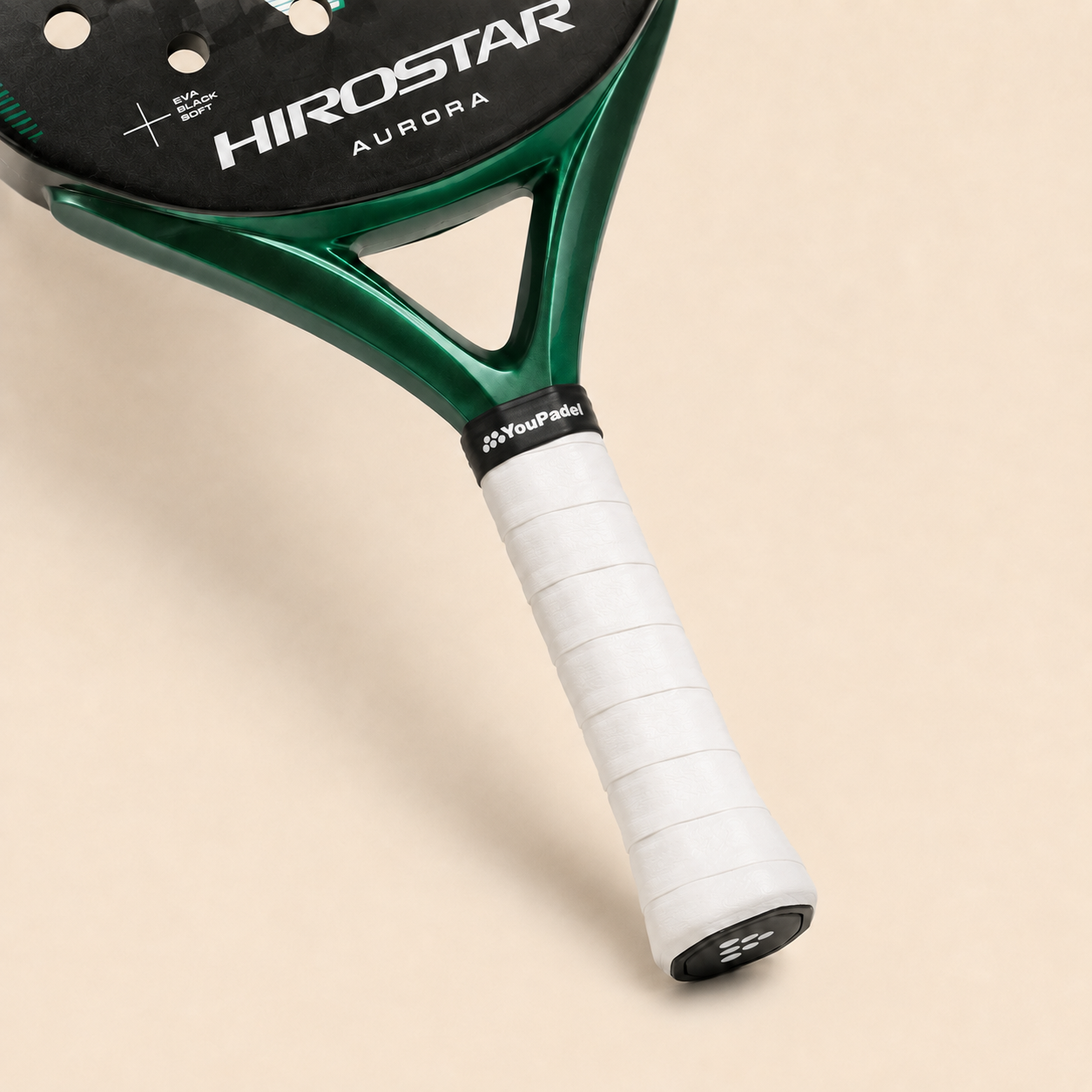 Vit YouPadel-grepplinda lindad runt handtaget på en grön Hirostar Aurora-racket